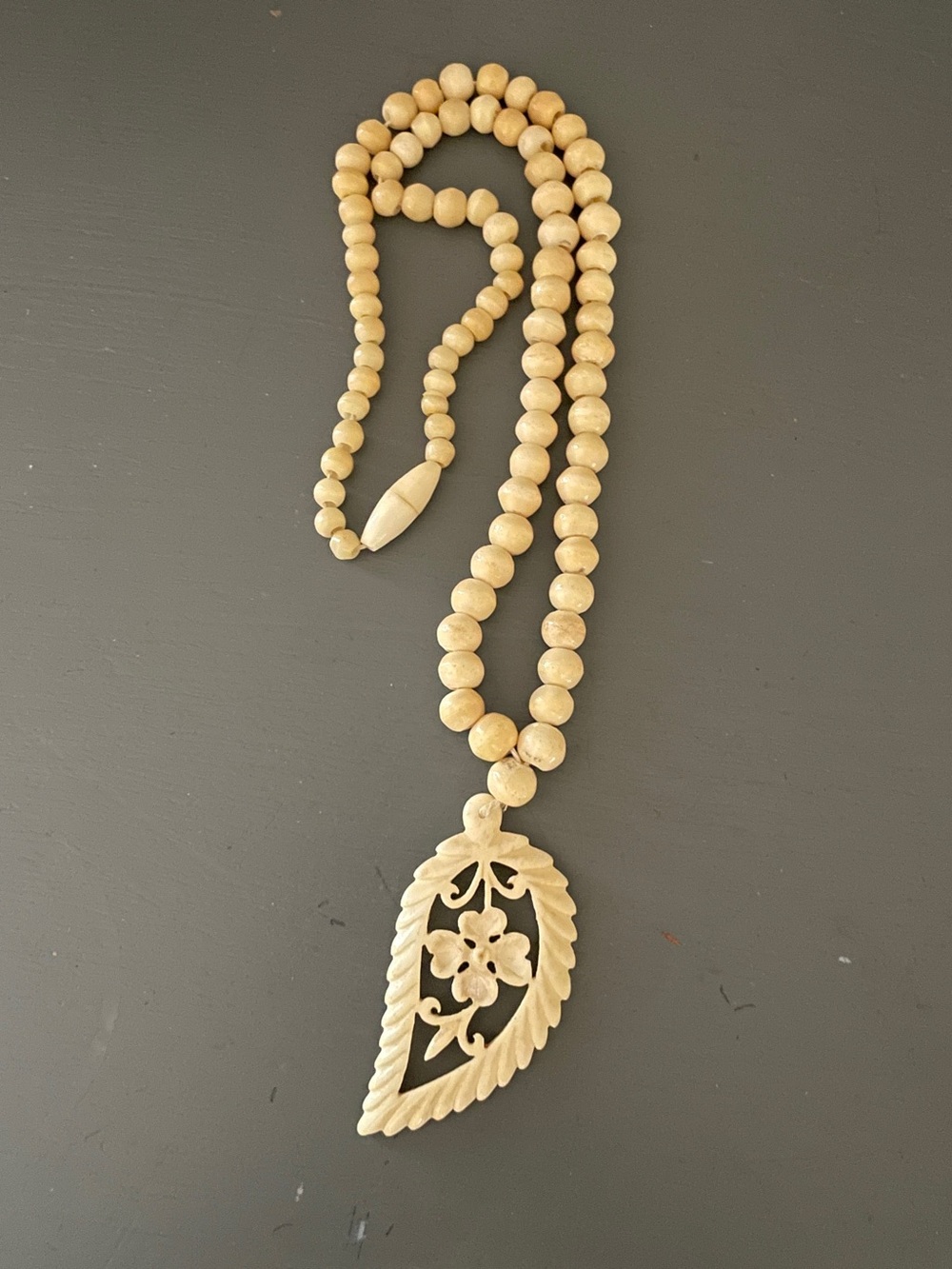 Vintage Bovine Bone Graduated Bead Necklace Carved Floral Leaf Pendant 18.5”